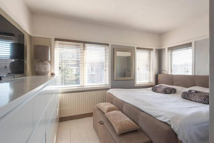Bed, TV and multimedia, Bedroom