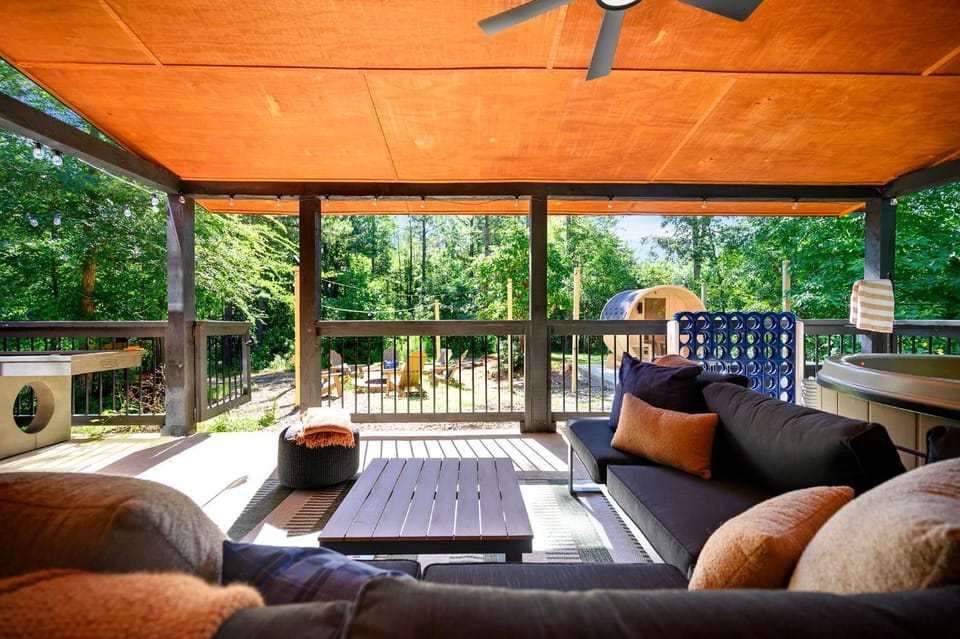 Sleeps 6 Sauna Hot Tub Putt Putt Dogs Welcome House in Broken Bow