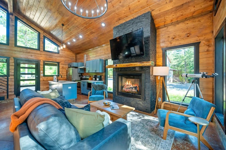 Sleeps 6 Sauna Hot Tub Putt Putt Dogs Welcome House in Broken Bow