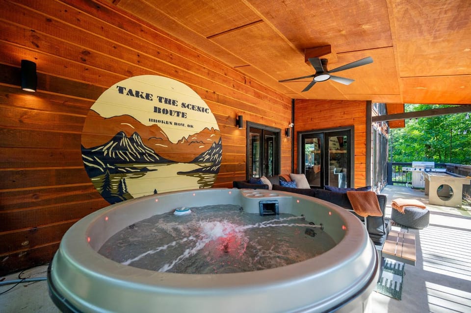 Sleeps 6 Sauna Hot Tub Putt Putt Dogs Welcome House in Broken Bow