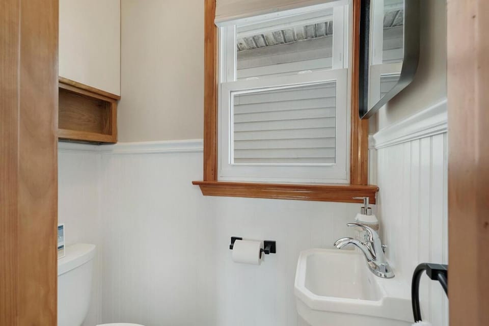 2 bedroom Condo with BBQ Beach Badges parking and 2 blocks to the beach Apartment in Seaside Heights