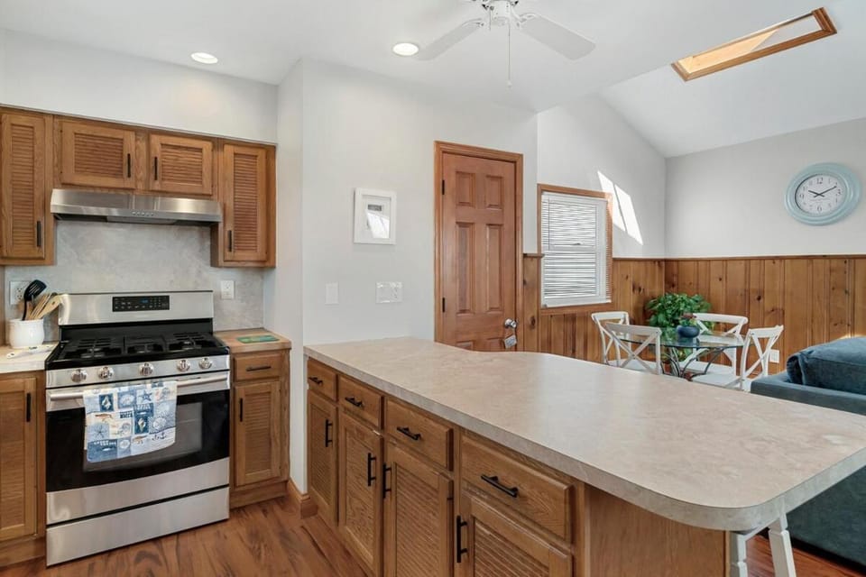 2 bedroom Condo with BBQ Beach Badges parking and 2 blocks to the beach Apartment in Seaside Heights