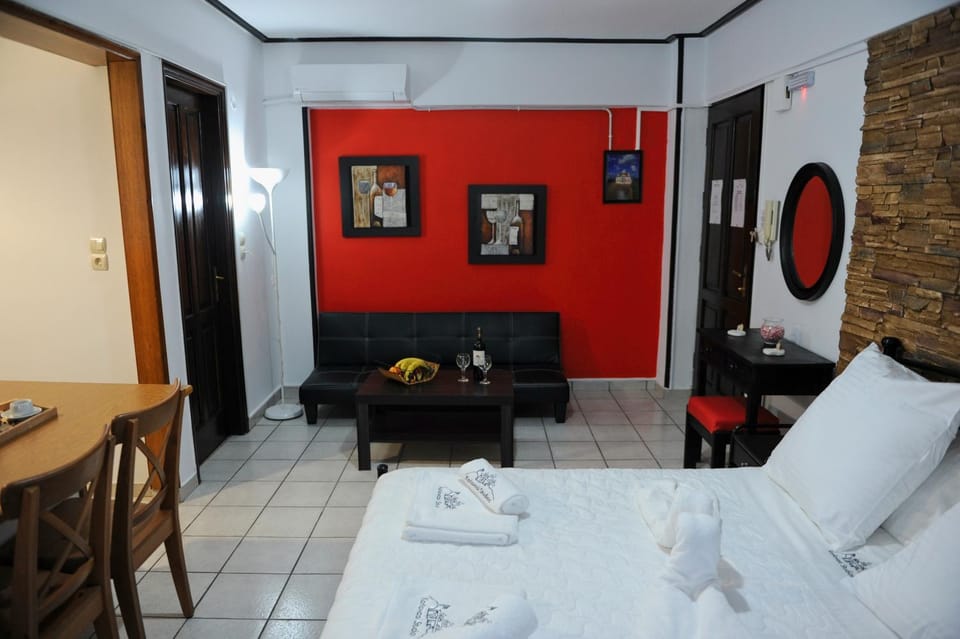 Bed, Living room, Photo of the whole room, Seating area, Bedroom, towels