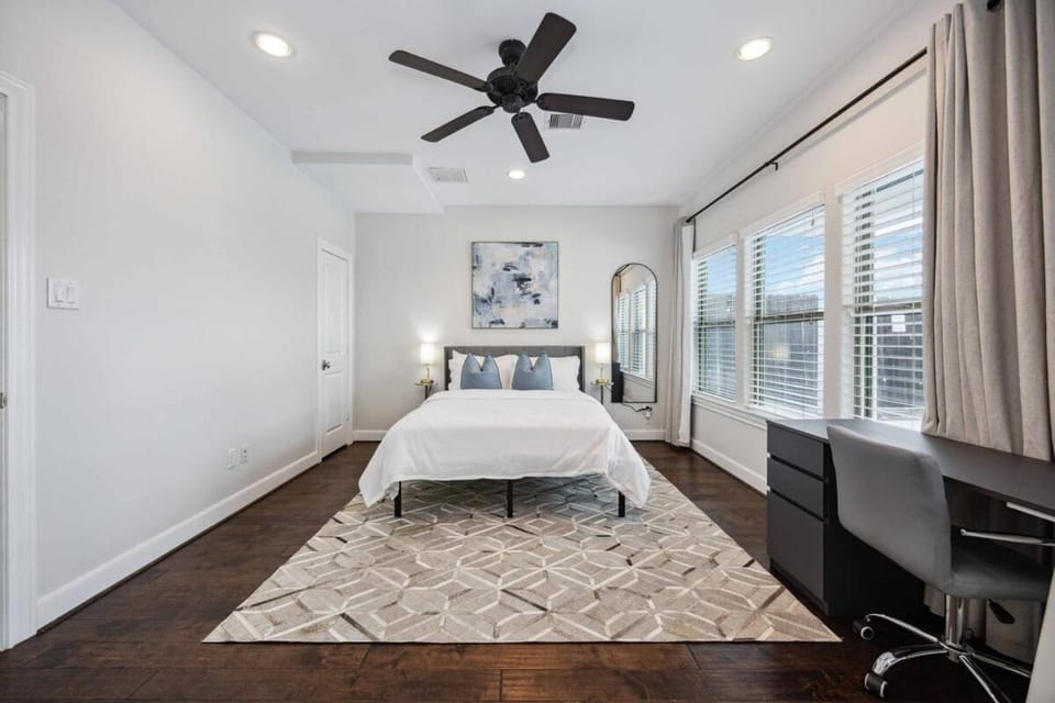Resort vibe with Pool and Hot tub Downtown skyline views Apartment in Harris County