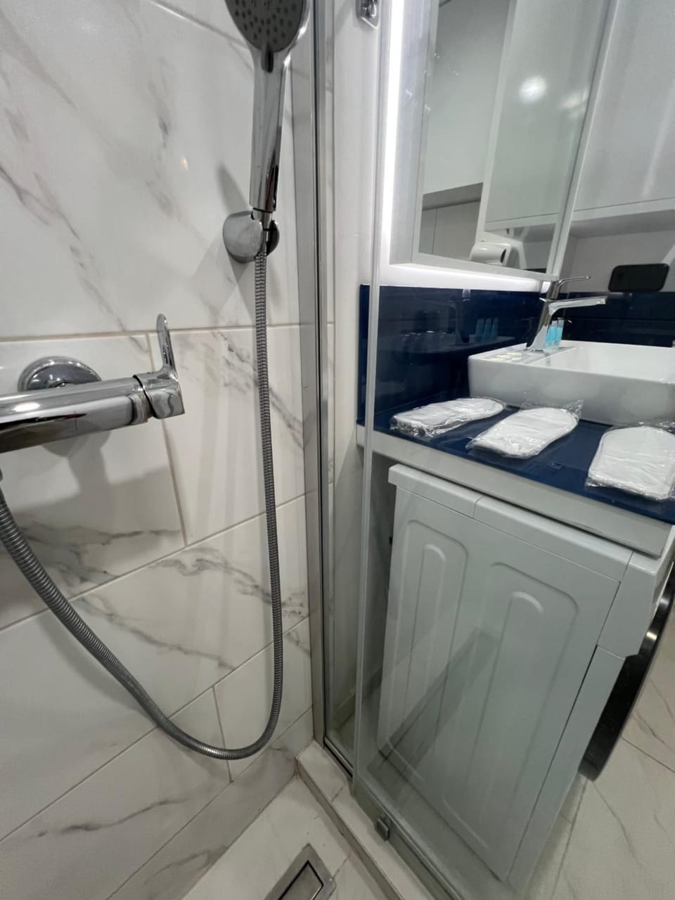 Shower, Bathroom, towels