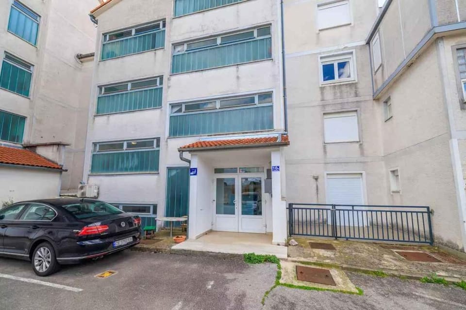 Property building, Summer, Parking