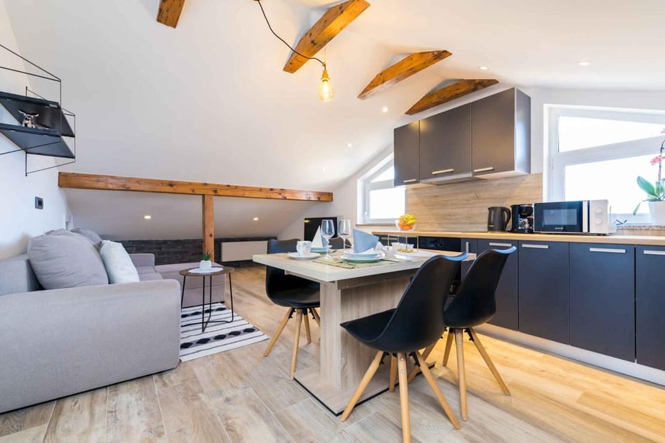 Summer, TV and multimedia, Kitchen or kitchenette, Living room, Seating area, Dining area