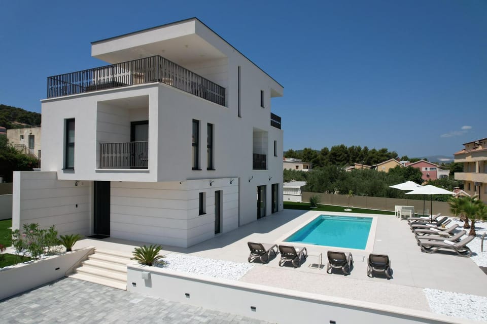 Property building, Patio, Day, View (from property/room), Balcony/Terrace, Pool view, Swimming pool, sunbed