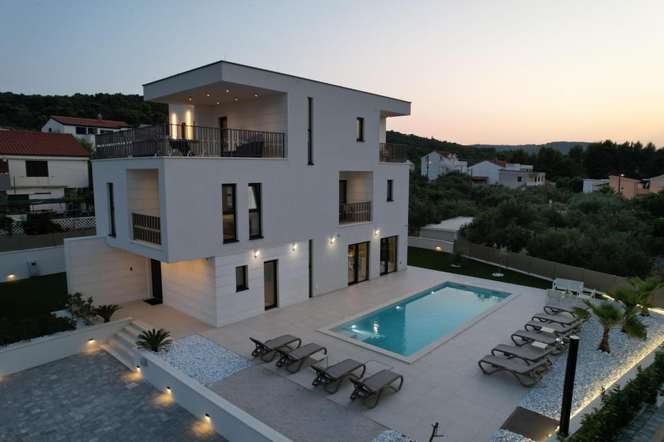 Property building, Natural landscape, View (from property/room), Balcony/Terrace, Pool view, Swimming pool, sunbed