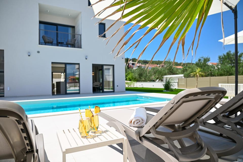Patio, Day, Balcony/Terrace, Living room, Seating area, Pool view, Swimming pool, sunbed