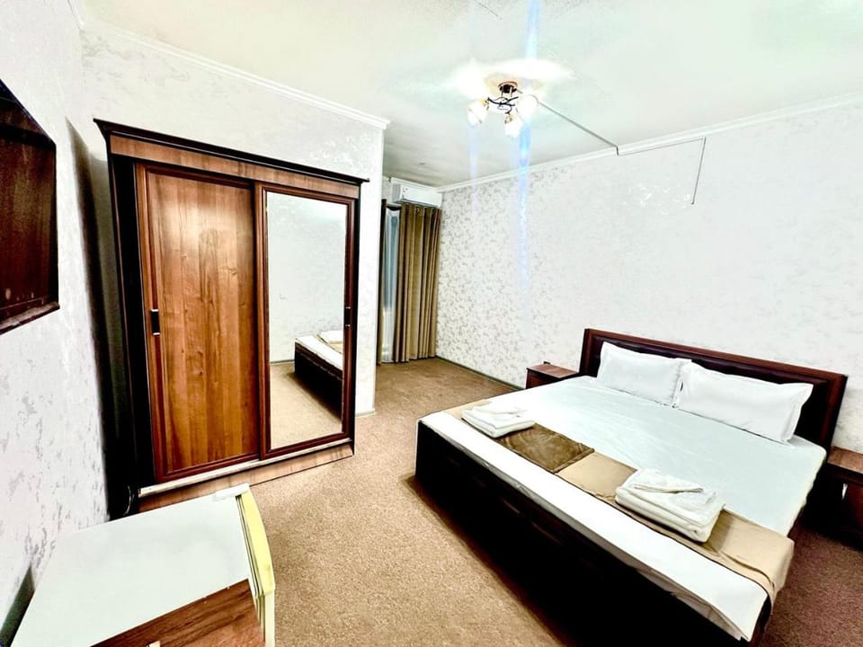 Bed, TV and multimedia, Living room, Photo of the whole room, Bedroom