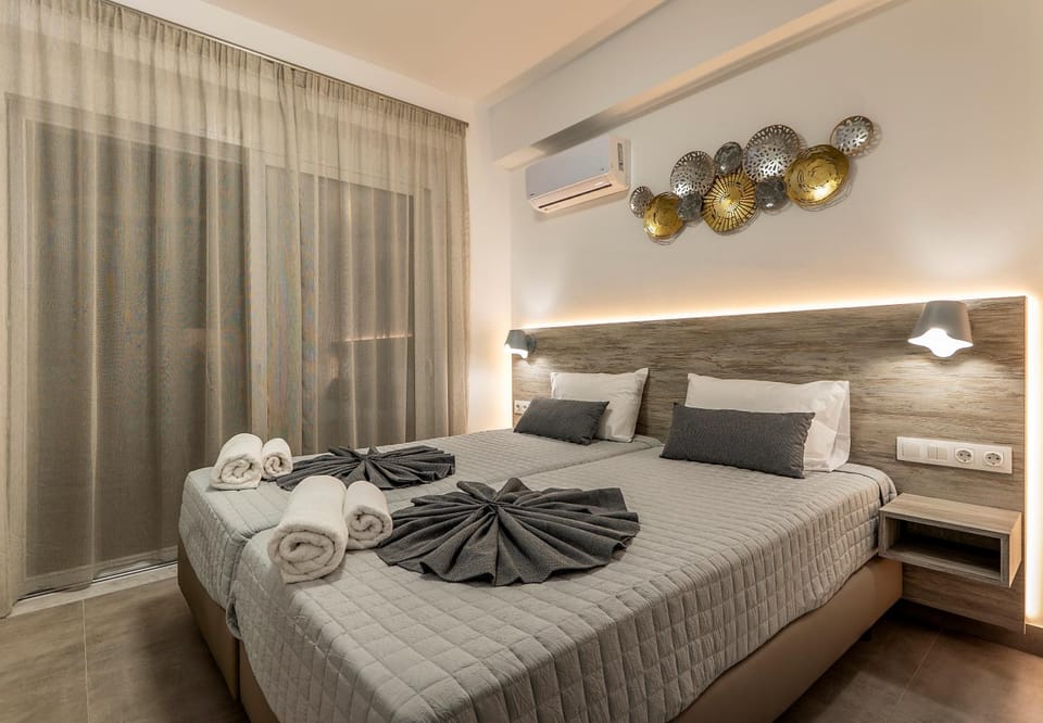 Bed, Bedroom, towels