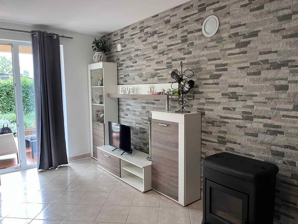 TV and multimedia, Living room, fireplace