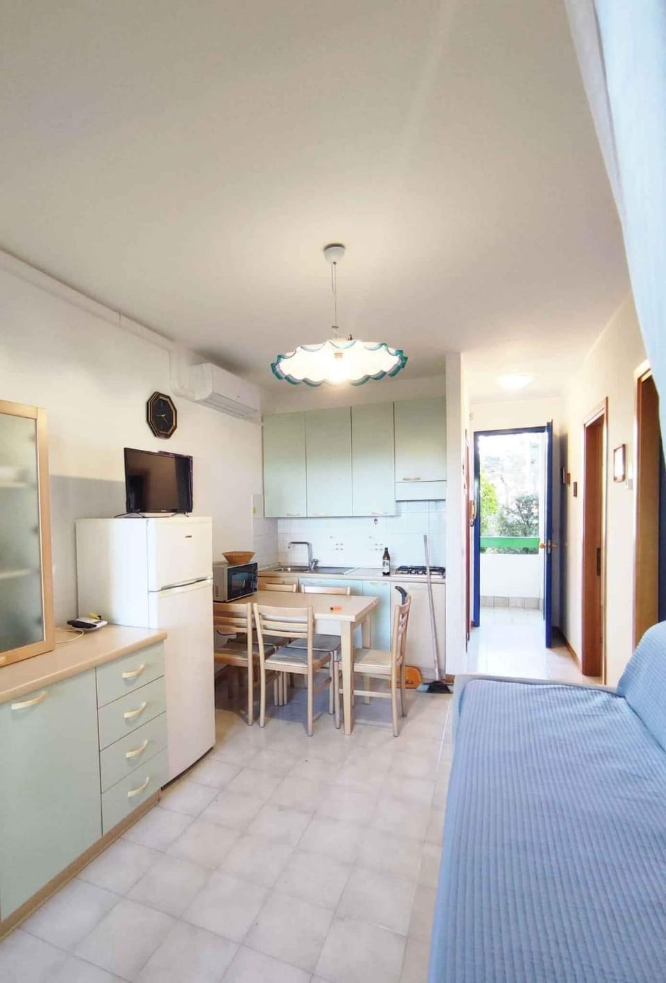 TV and multimedia, Kitchen or kitchenette, Living room, Seating area, Dining area, air conditioner