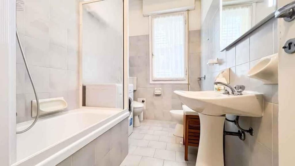 Bathroom, washing machine