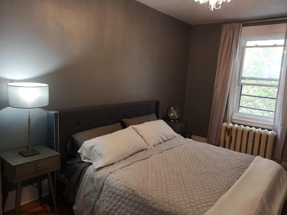 Huge King Room in 3 BedRoom Great Location Downtown Mtl Apartment in Laval