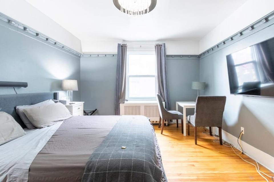 Huge King Room in 3 BedRoom Great Location Downtown Mtl Apartment in Laval