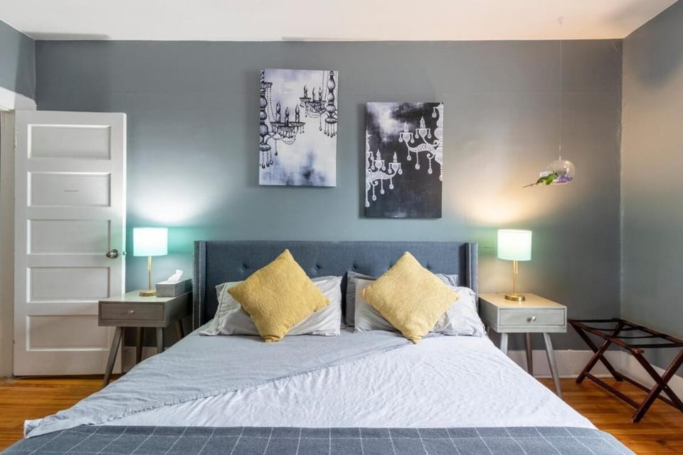 Huge King Room in 3 BedRoom Great Location Downtown Mtl Apartment in Laval