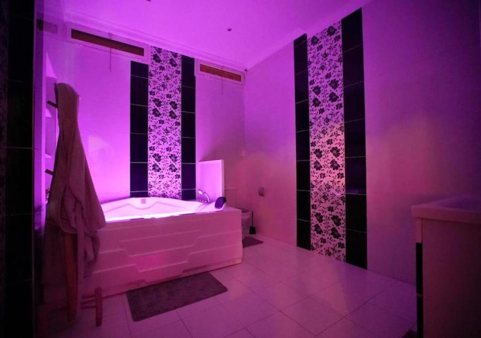 Toilet, Bath, towels