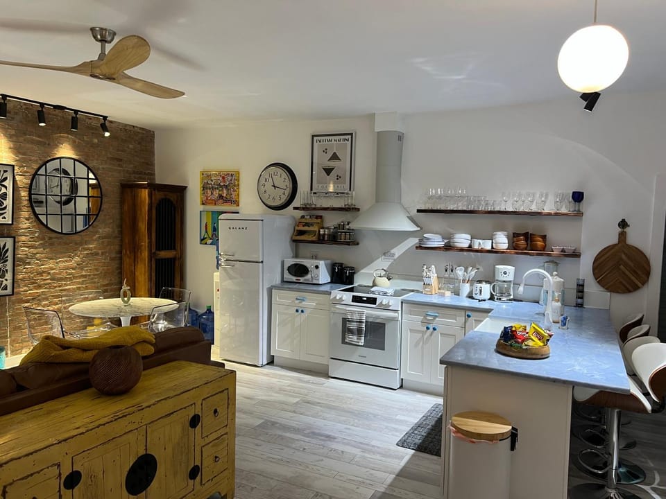 Kitchen or kitchenette, Food and drinks, Dining area, pet friendly