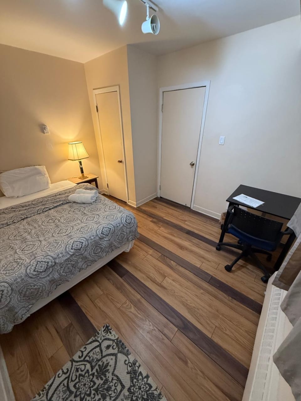 Photo of the whole room, Bedroom