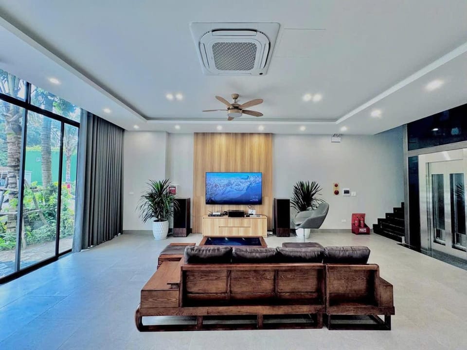 Communal lounge/ TV room, TV and multimedia, Living room, Seating area, Evening entertainment
