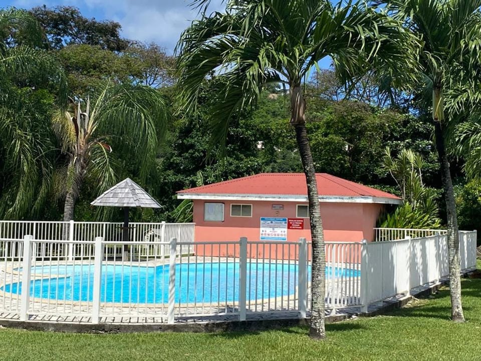 Appartement 2 chambres - Plage à pied & piscine - FR-1-765-31 Apartment in Les Trois-Îlets