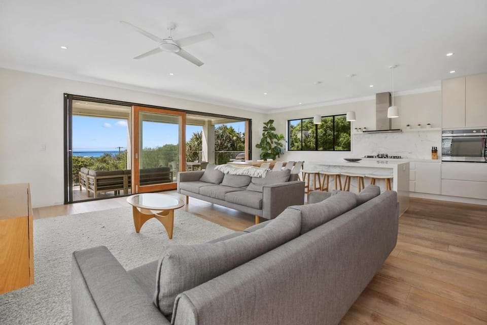 ULTIMATE NOOSA Six Bedroom Luxury with WATERSLIDE! House in Sunrise Beach