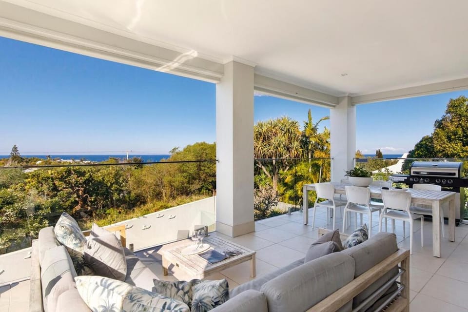 ULTIMATE NOOSA Six Bedroom Luxury with WATERSLIDE! House in Sunrise Beach