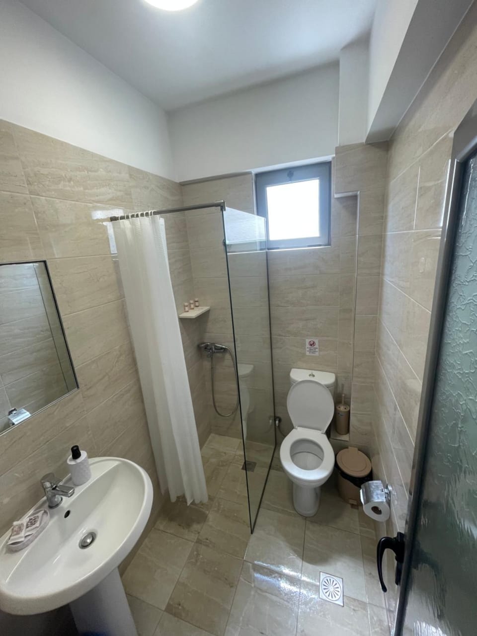 Shower, Toilet, Bathroom, bidet, towels