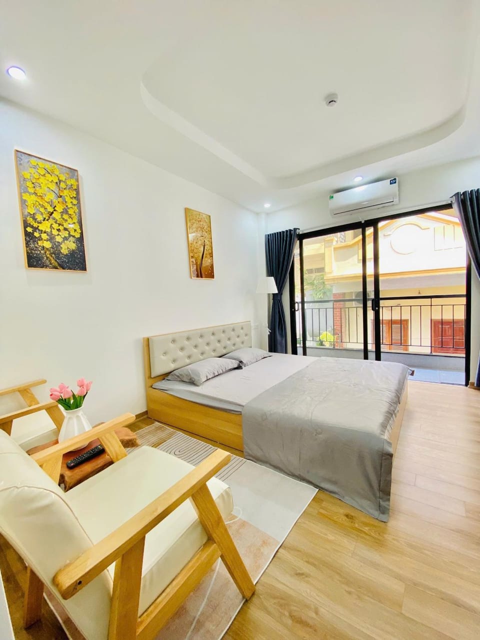 Photo of the whole room, Seating area, Bedroom