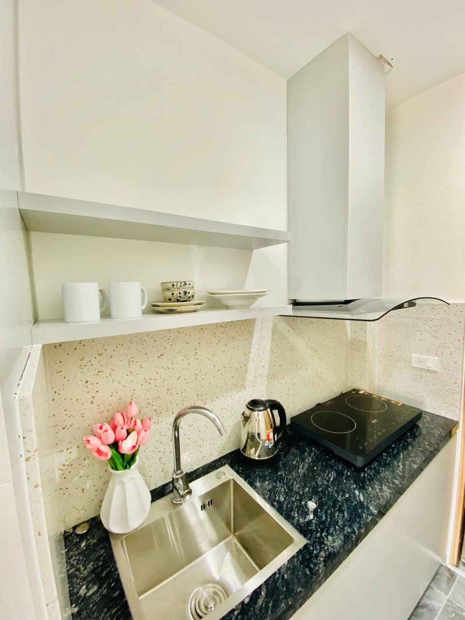 Coffee/tea facilities, Kitchen or kitchenette, stove