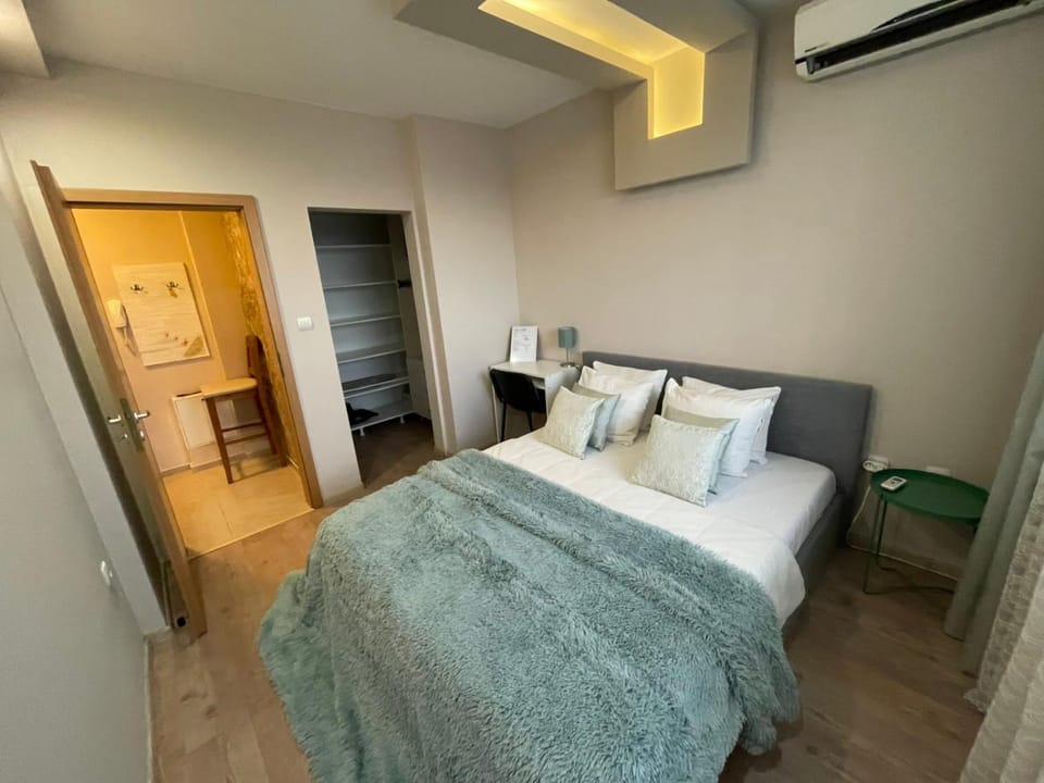 Bed, Photo of the whole room, Bedroom, towels, wardrobe, air conditioner