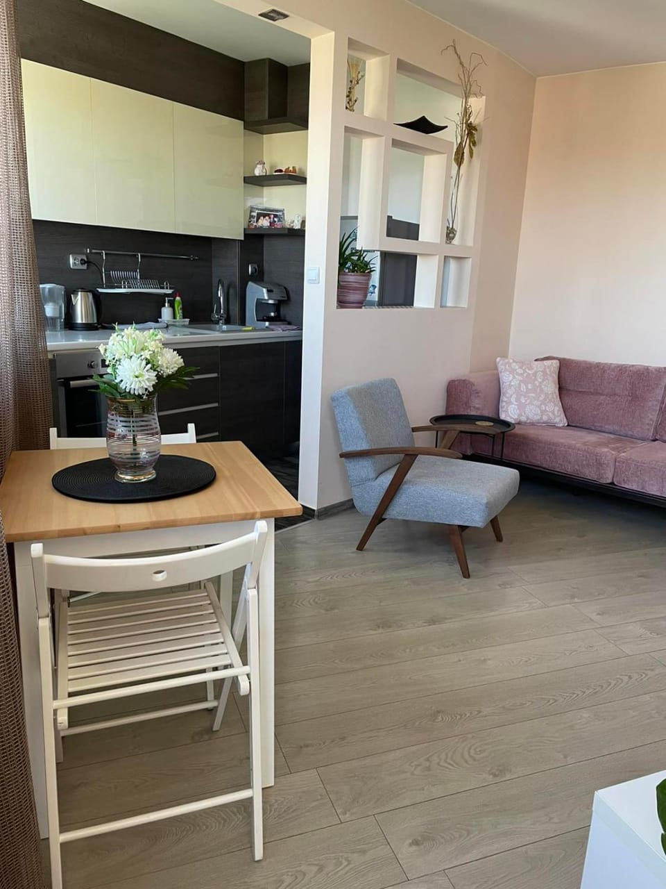 Kitchen or kitchenette, Living room, Seating area, Dining area, stove