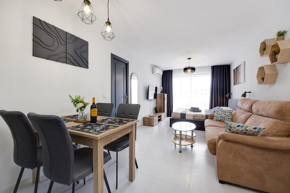 Sunny Apartment with Pool, 200m from the Sea Apartment in Torrevieja