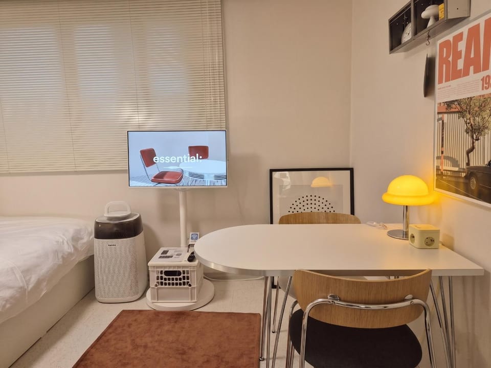 Hosuny Stay Jamsil -Spotless Comfortable Stay -Lotte World롯데월드, Seokchon Lake석촌호수, KSPODome, Seongsu, Gangnam, Family Friendly, Sleeps 5 with 3 Beds Apartment in Seoul