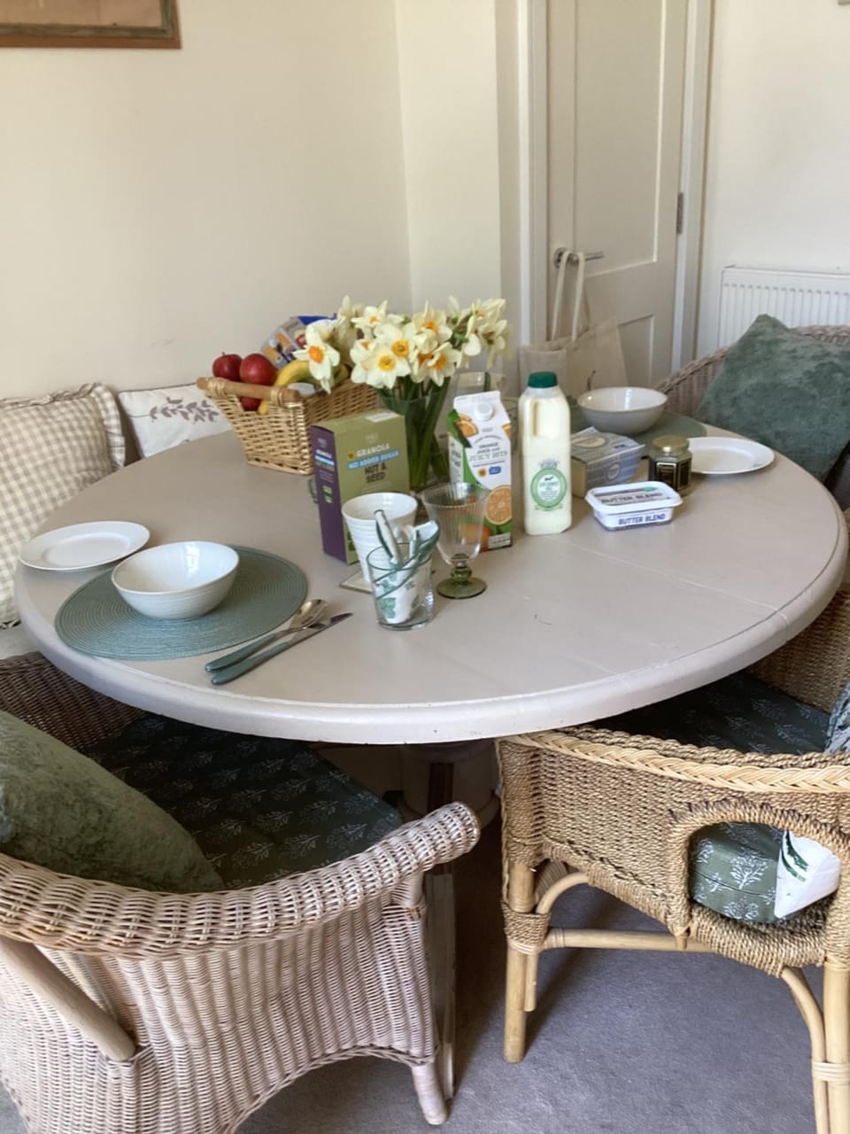 Lovely Bed and Breakfast in Chichester nr Festival Theatre City Centre and Goodwood Top Floor Spacious Kingsize Ensuite Bed and Breakfast in Chichester