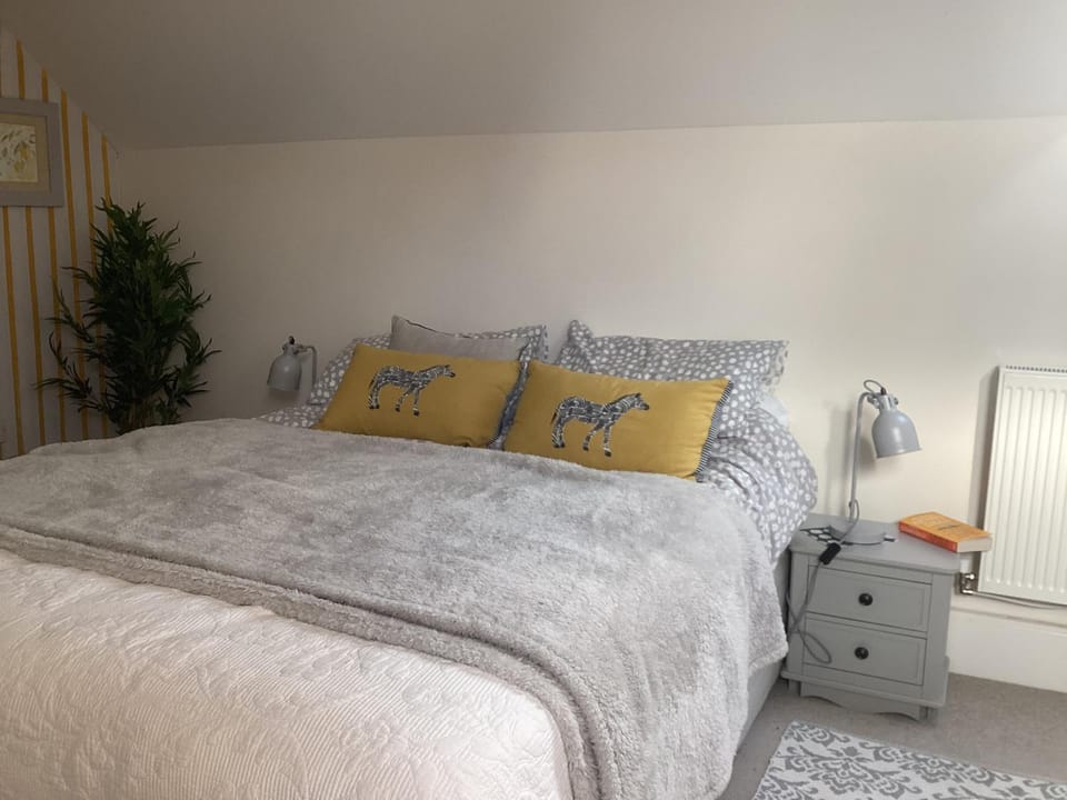 Lovely Bed and Breakfast in Chichester nr Festival Theatre City Centre and Goodwood Top Floor Spacious Kingsize Ensuite Bed and Breakfast in Chichester