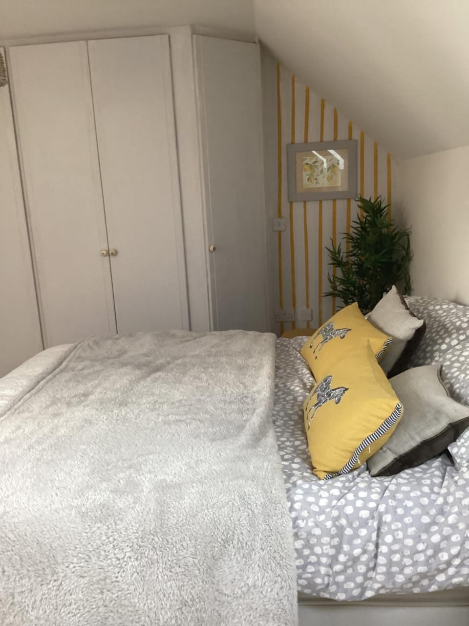 Lovely Bed and Breakfast in Chichester nr Festival Theatre City Centre and Goodwood Top Floor Spacious Kingsize Ensuite Bed and Breakfast in Chichester