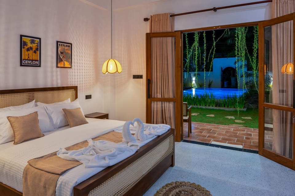 Bed, Swimming pool