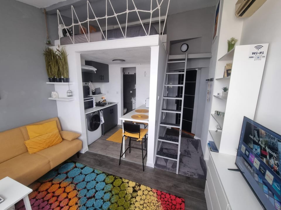 TV and multimedia, Kitchen or kitchenette, Living room, Seating area, Dining area, bunk bed, air conditioner