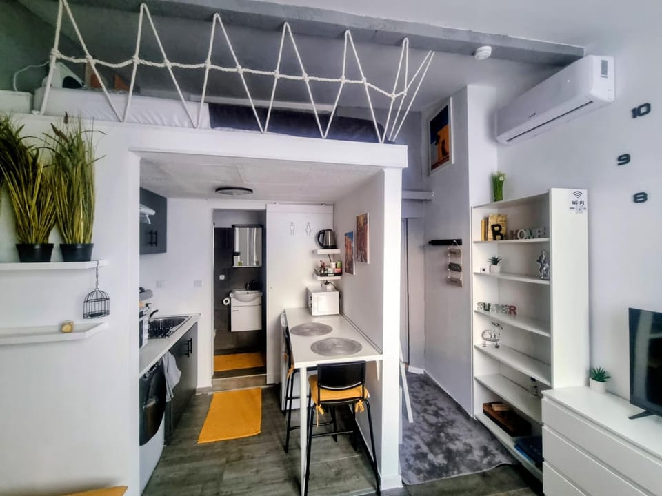 Kitchen or kitchenette, Seating area, oven