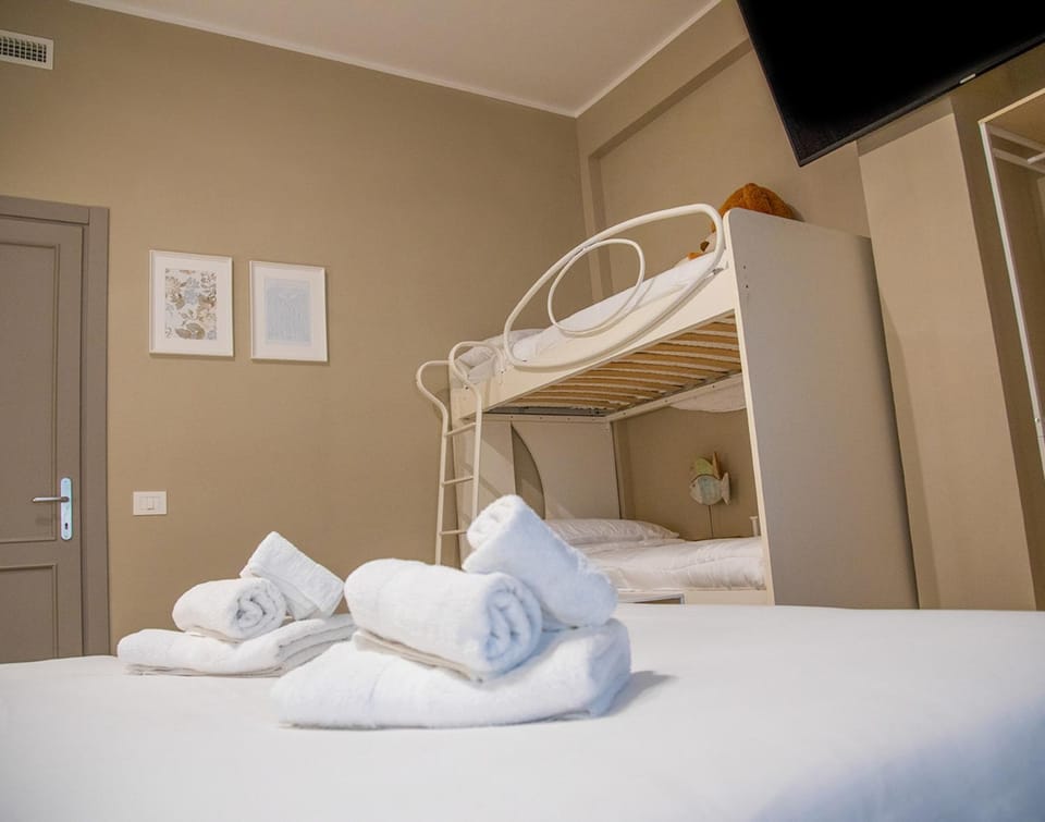 Bed, Photo of the whole room, Bedroom, bunk bed, towels