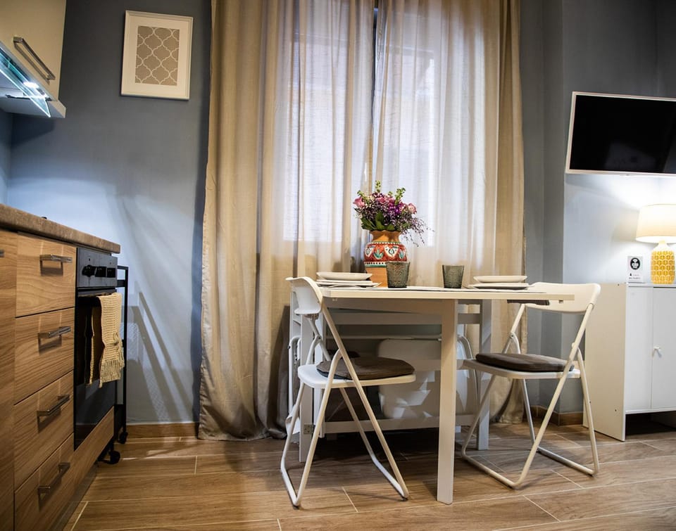 TV and multimedia, Kitchen or kitchenette, Dining area, oven, kitchen, kitchen