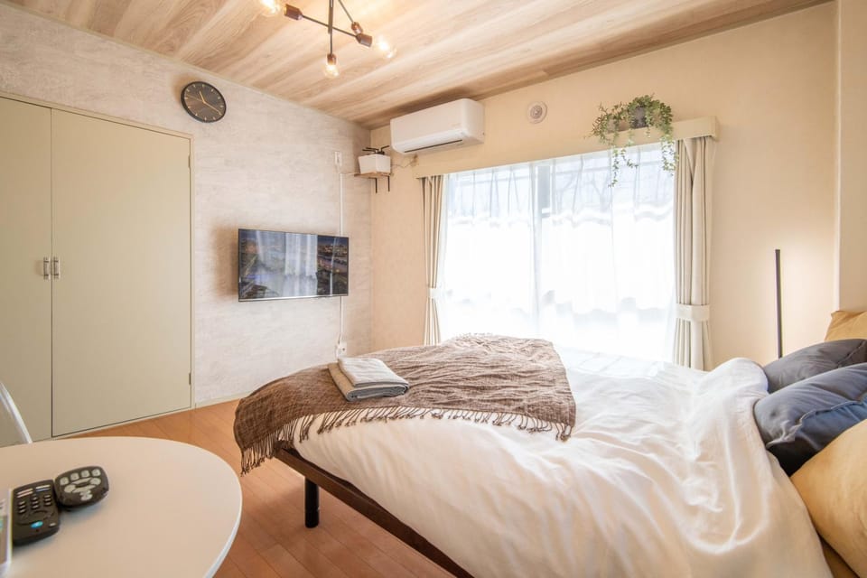 Bed, TV and multimedia, Living room, Photo of the whole room, Bedroom, air conditioner