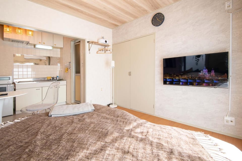Bed, TV and multimedia, Kitchen or kitchenette, Photo of the whole room, Bedroom