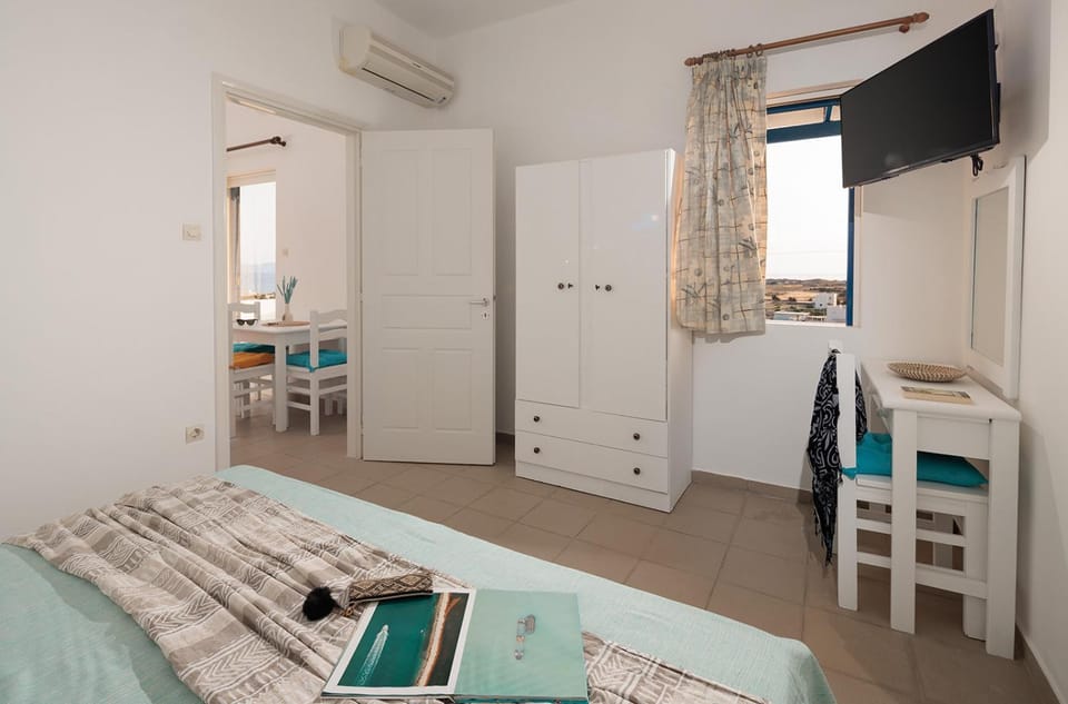 Photo of the whole room, Bedroom, wardrobe
