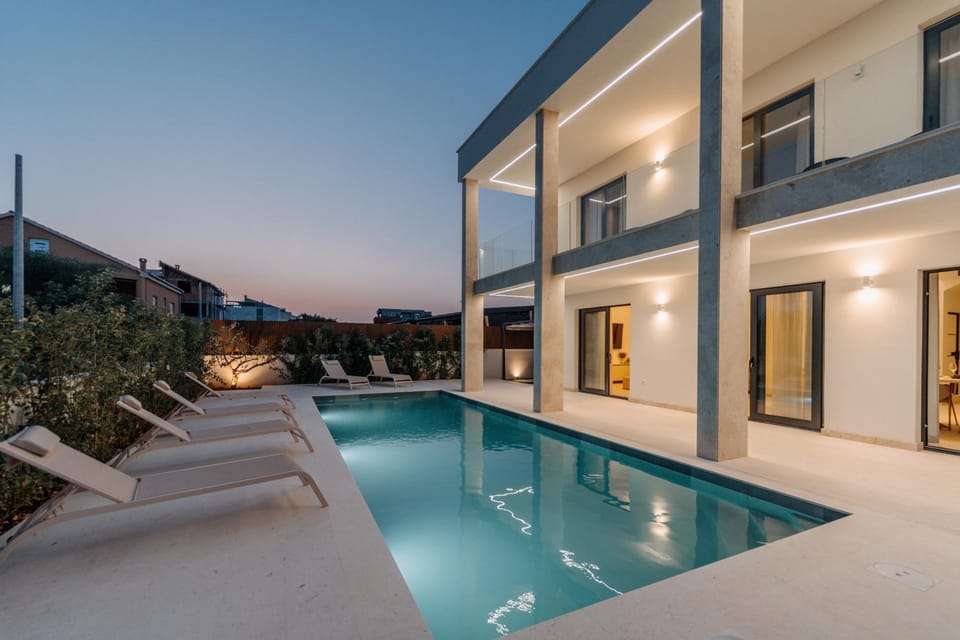 Property building, Patio, Pool view, Swimming pool, sunbed