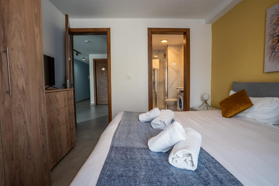 Bed, TV and multimedia, towels, wardrobe