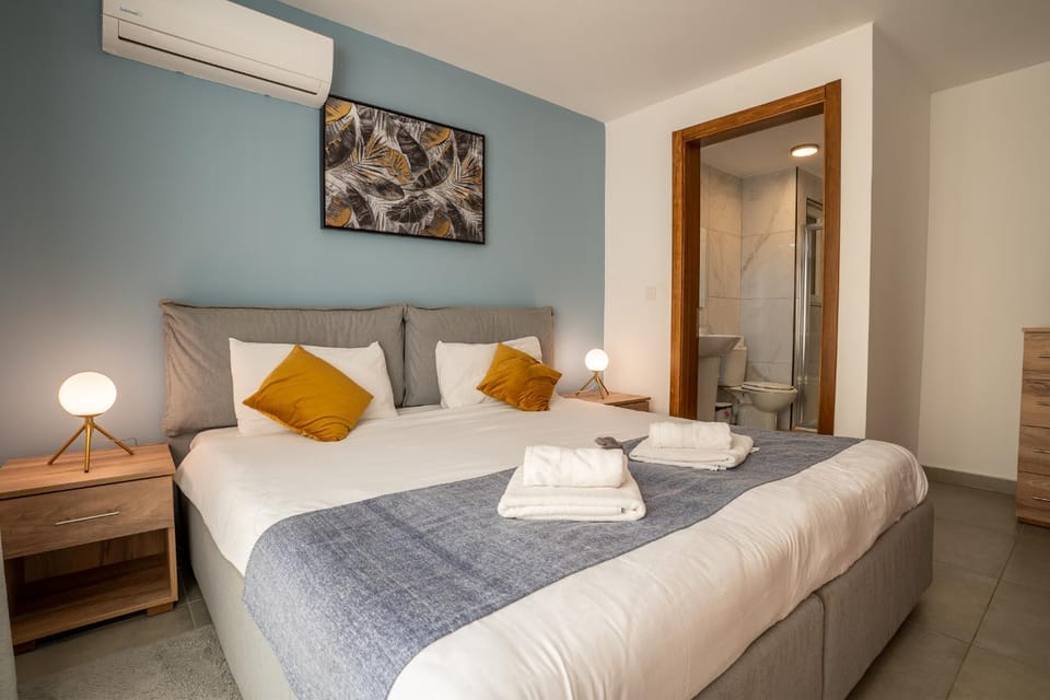 Bed, Bedroom, towels, air conditioner